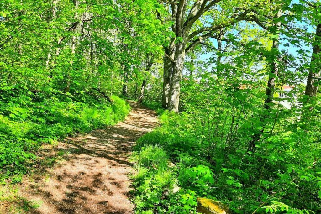 Boende - Stuga Naera Naturen, 3 Km Till Motala Centrum, Elbilsladdning Finns Pa Tomten - Privat Vaerd Exteriör bild